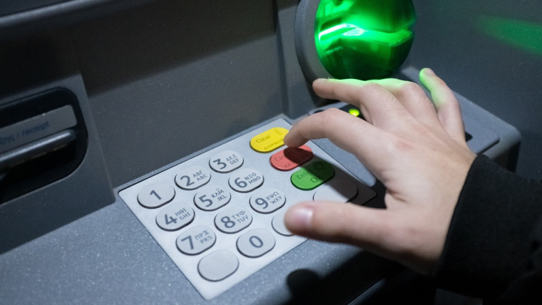 Grecia: Bancile ar putea utiliza ATM-uri comune pentru a reduce costurile Imagine
