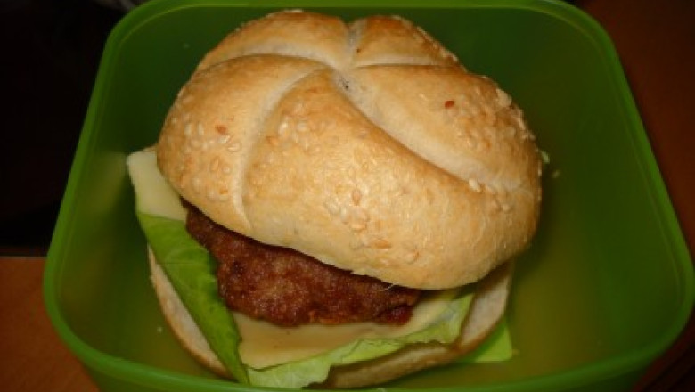 Grecia. O firma de curierat le livreaza studentilor mancare facuta de mamele lor  Imagine