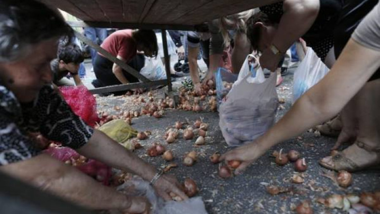 Grecia: Sute de someri au primit gratuit legume si fructe de la fermieri revoltati de taxele prea mari Imagine