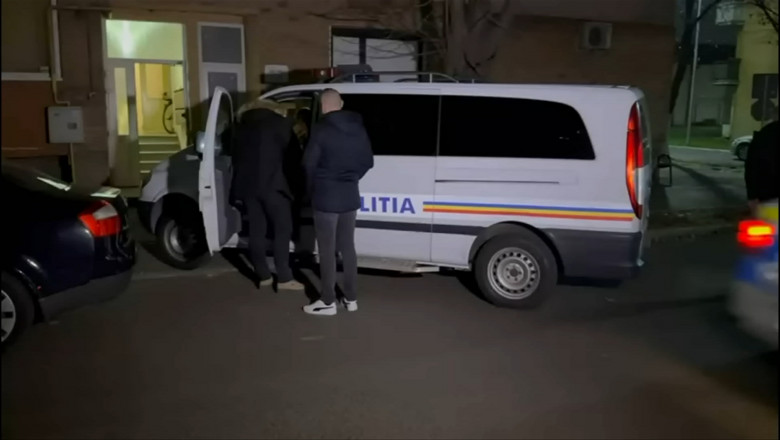 Grenada descoperita de noul proprietar al unui apartament din Arad. Zeci de persoane au fost evacuate din 15 locuinte Imagine
