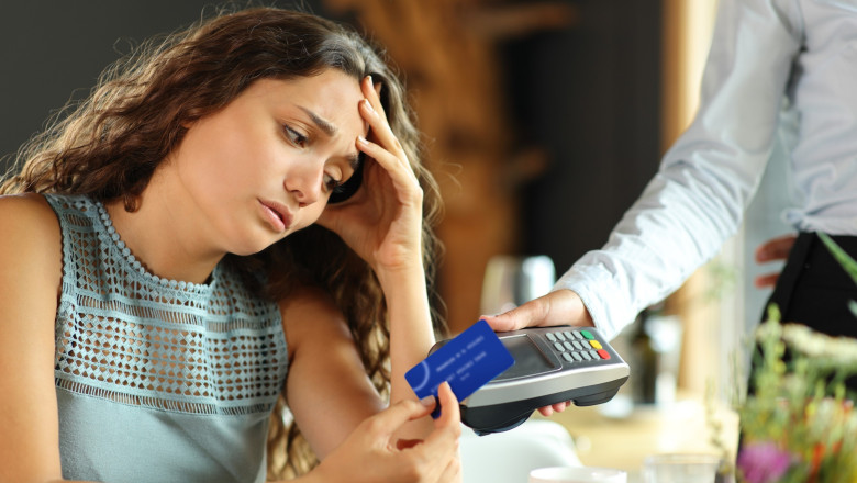 Greseala costisitoare pe care multi turisti o fac cand platesc cu cardul in strainatate Imagine