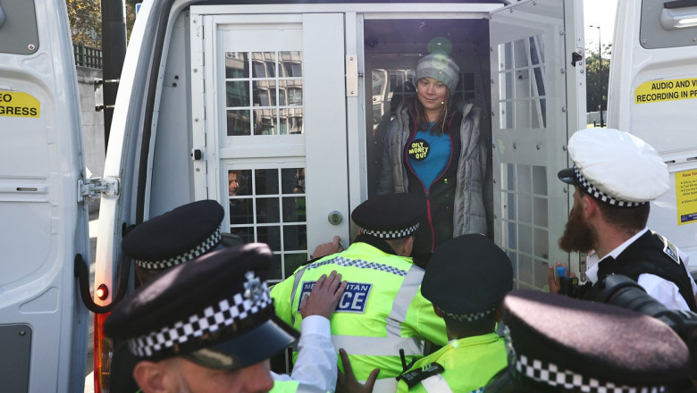 Greta Thunberg a fost luata cu duba de politia londoneza, de la un protest impotriva companiilor petroliere Imagine