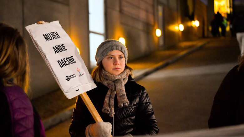 Greta Thunberg a fost retinuta din nou de politie dupa ce a blocat una dintre usile Ministerului de Finante din Norvegia Imagine