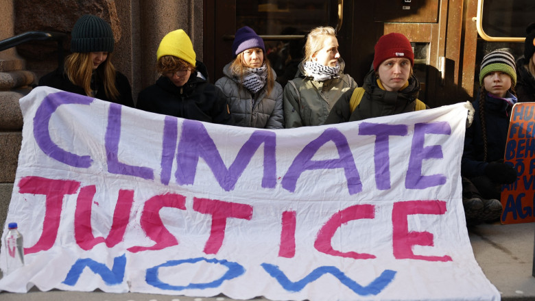 Greta Thunberg si mai multi activisti de mediu au blocat intrarile in Parlamentul Suediei Imagine