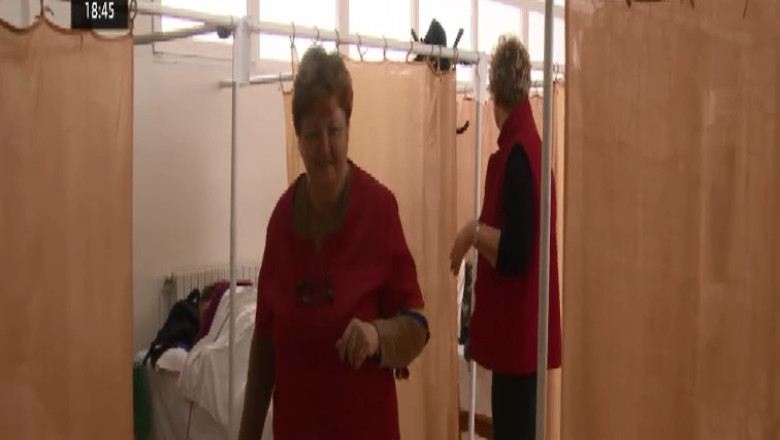 Greva japoneza in Sanatate 3.000 de medici, asistente, infirmiere si brancardieri poarta banderole tricolore Imagine