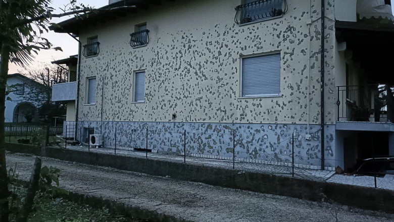 Grindina cat mingea de tenis a lovit in nordul Italiei. Bucatile de gheata care cantareau si 500 de grame au provocat pagube uriase Imagine