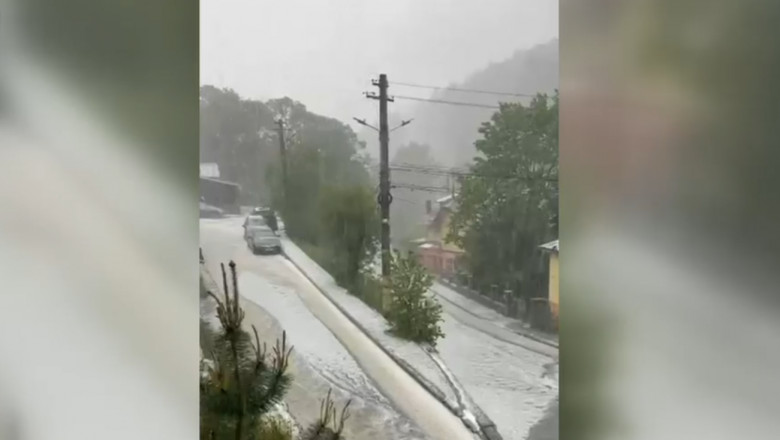 Grindina in Sinaia si inundatii in judetul Iasi. Pompierii au intervenit pentru a indeparta apa de pe DN1 Imagine