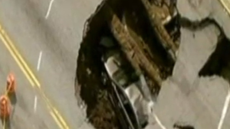 Groapa de sase metri care inghite masini Imagine