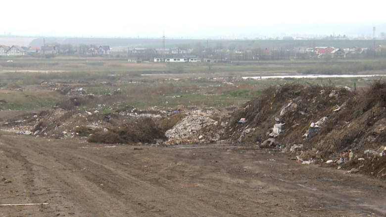 Groapa ilegala de gunoi in Suceava - localnicii arunca deseurile cat mai aproape de casa Imagine