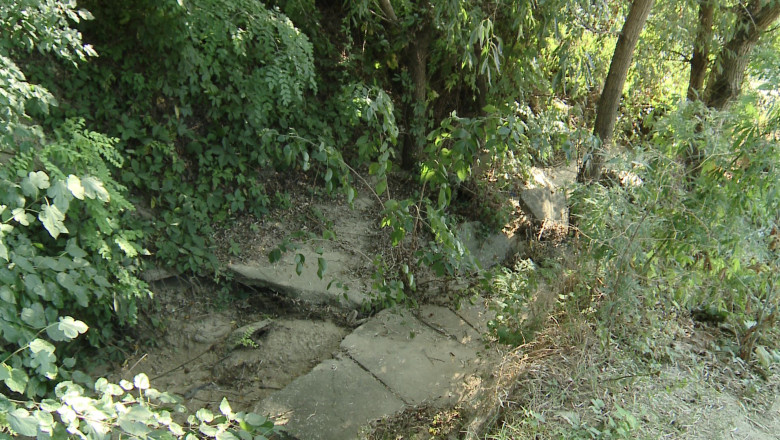 Groapa in mijlocul curtilor Imagine