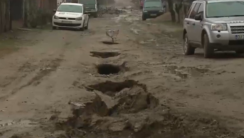 Gropi adanci de un metru, aparute pe strazile unei localitati de langa Calafat: „A cazut masina de gunoi, au tras-o cu 2 tractoare” Imagine