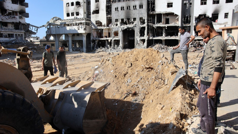 Gropi comune si sute de cadavre cu urme de tortura, descoperite la spitalul Al-Shifa din Gaza dupa ce Israelul si-a retras trupele Imagine