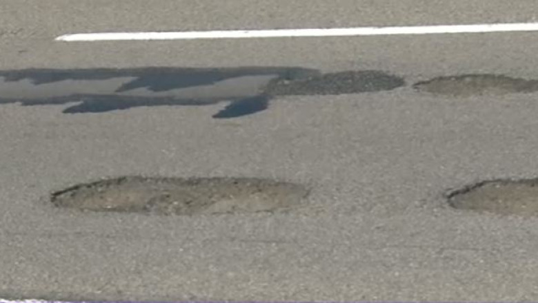 Gropile de pe Autostrada Soarelui insumeaza 1.600 de metri patrati Imagine