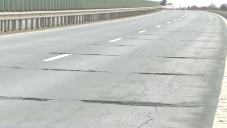 Gropile de pe Autostrada Soarelui insumeaza peste 1.000 de metri patrati Imagine