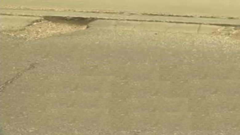 Gropile de pe Soseaua Pantelimon: unde nu sunt adanci de 20 de centimetri, sunt lungi de trei metri Imagine