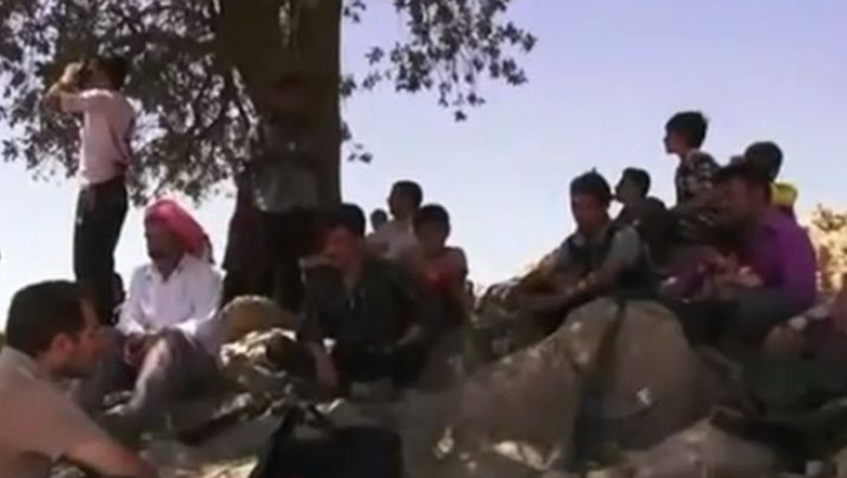 Gruparea Statul Islamic a izolat pe un munte zeci de mii minoritari irakieni. Barack Obama a autorizat atacuri militare tintite in Irak Imagine