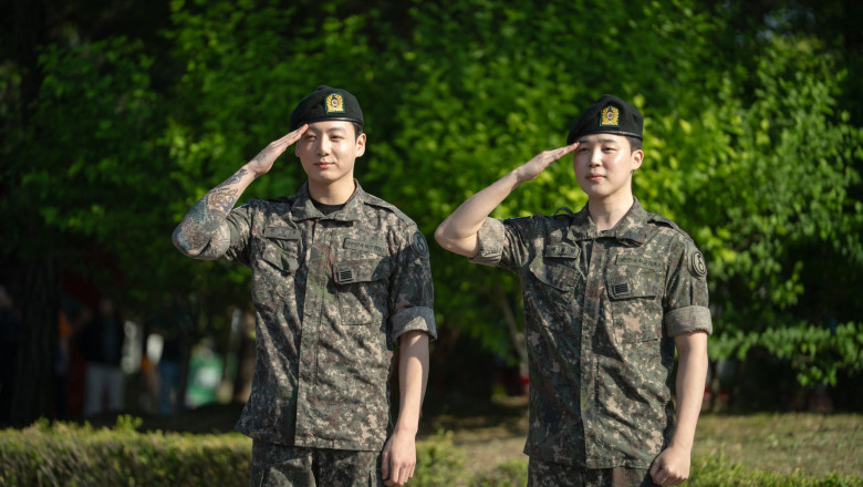 Grupul K-pop BTS se pregateste de reunire. Ultimele doua vedete si-au incheiat stagiul militar obligatoriu. „Ne-am intors” Imagine
