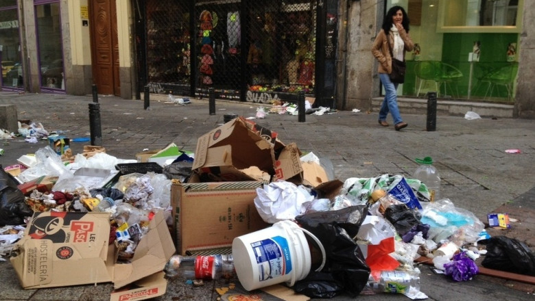Gunoierii din Madrid, in greva generala. Oamenii protesteaza fata de reducerile de personal si salariale Imagine