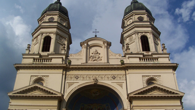 Guvernul acorda gratuit Mitropoliei Moldovei si Bucovinei sase vile si o sala polivalenta Imagine