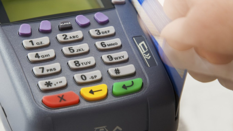 Guvernul ar putea reduce comisioanele interbancare la platile cu cardul Imagine