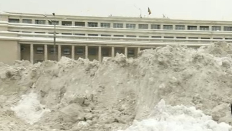 Guvernul, ascuns de un munte de zapada Imagine