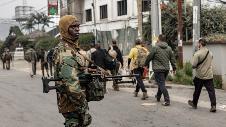 Guvernul Bolojan vrea sa le interzica militarilor si politistilor sa se mai angajeze ca mercenari, chiar si dupa trecerea in rezerva Imagine