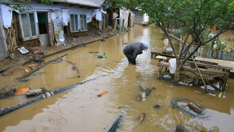 Guvernul da cate 5.000 de lei familiilor celor noua persoane decedate in urma inundatiilor din Galati Imagine