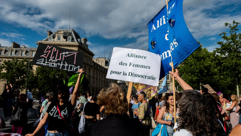Guvernul francez vrea sa inscrie dreptul la avort in Constitutie. „O femeie moare la fiecare noua minute” Imagine