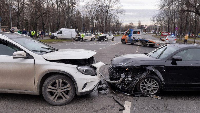 Guvernul prelungeste cu inca trei luni plafonarea tarifelor RCA, pana la 30 iunie Imagine