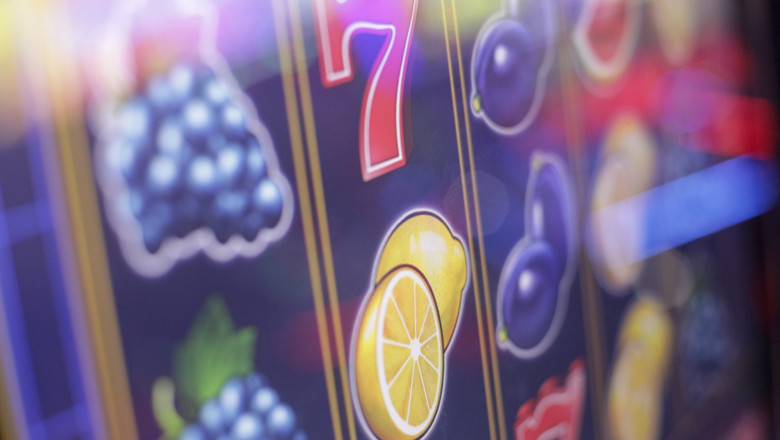 Guvernul vrea ca primariile sa decida zonele unde pot activa jocurile de noroc, pe baza unei taxe. Ilie Bolojan: Orasele sunt invadate Imagine