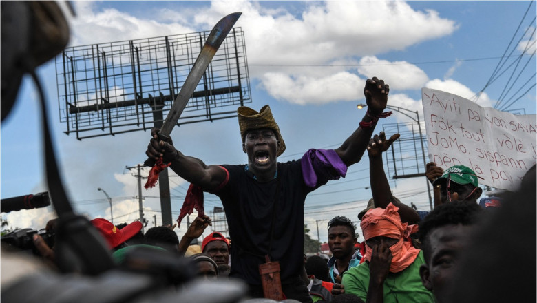 Haitienii s-au inarmat cu macete si se lupta cu criminalii care au pus stapanire pe capitala tarii. Scene post-apocaliptice pe strazi Imagine