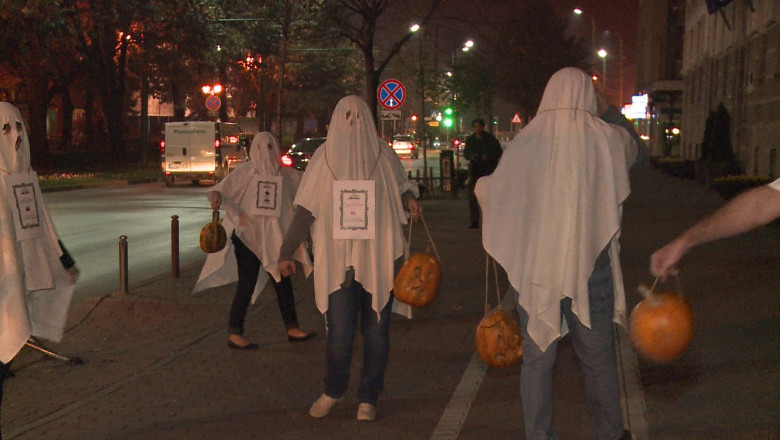 Halloween politic la Timisoara: tinerii pedelisti s-au dus sa-l bantuie pe primarul Nicolae Robu Imagine