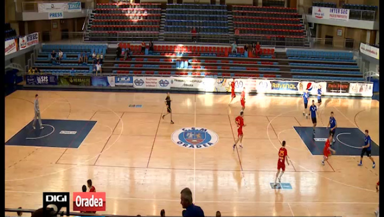 HANDBAL. Antrenament cu public. Handbalistii oradeni au castigat la pas confruntarea cu Sighisoara Imagine