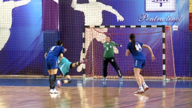 HANDBAL FEMININ. HCM Roman a ramas cu doi portari Imagine