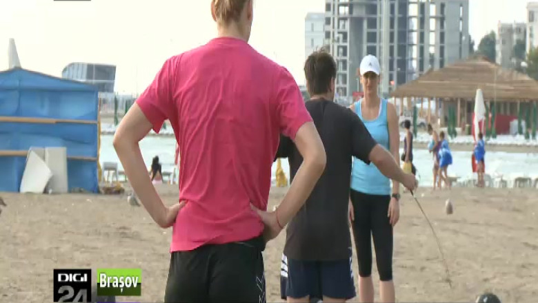 Handbalistele de la Brasov se antreneaza pe plaja din Constanta  Imagine