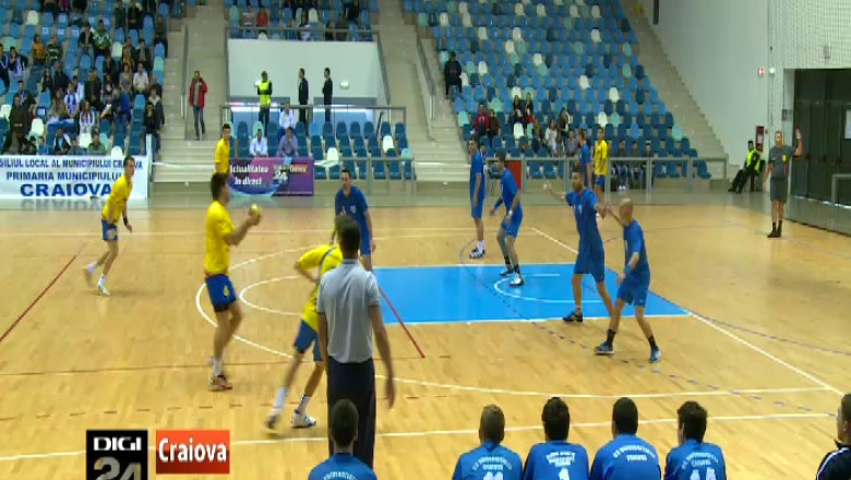 Handbalistii craioveni au pasit cu stangul in Sala Polivalenta Imagine