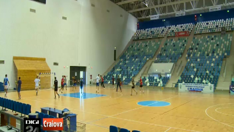 Handbalistii craioveni, debut in Polivalenta, la un an de la inaugurarea salii de sport Imagine