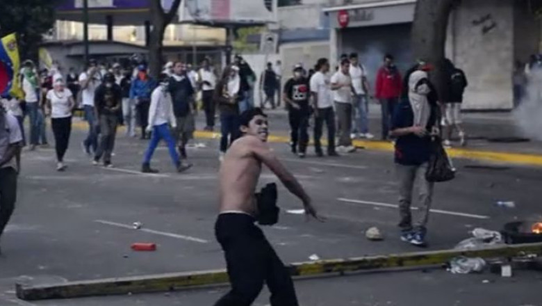 Haos in capitala Venezuelei. Manifestatiile impotriva presedintelui s-au incheiat cu violente Imagine