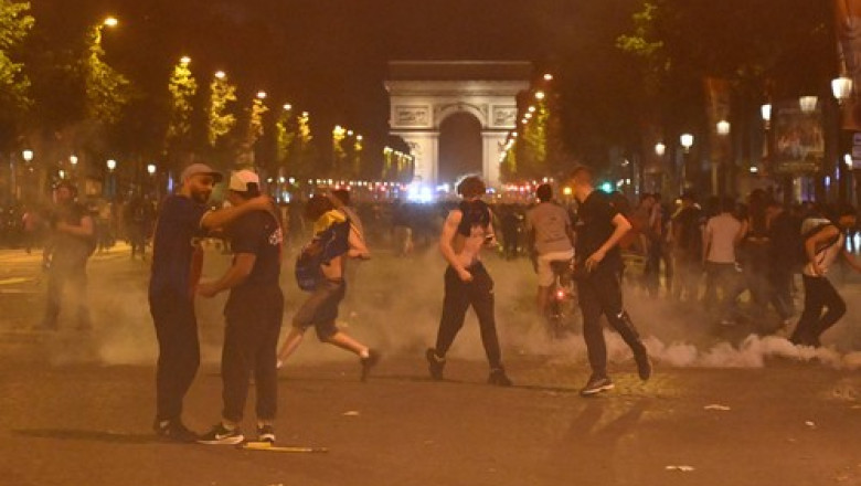 Haos in Franta, dupa victoria PSG in Champions League. Macron: „Vom pedepsi, vom fi necrutatori” Imagine