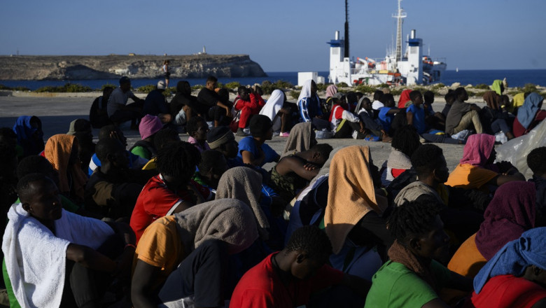 Haos in Lampedusa, asaltata de migranti. Un bebelus s-a inecat inainte de debarcare. Meloni o cheama pe von der Leyen sa vada dezastrul Imagine