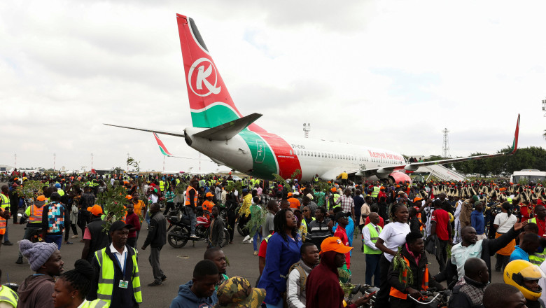 Haos in multimea care a venit sa vada trupul fostului premier al Kenyei. Politia a tras focuri de arma si a folosit gaze lacrimogene Imagine