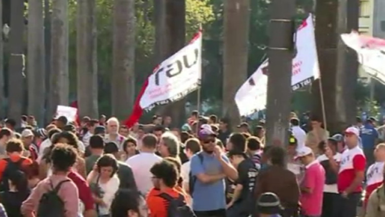 Haos in Sao Paulo din cauza grevei de la metrou. Coloane de masini de 90 de kilometri Imagine