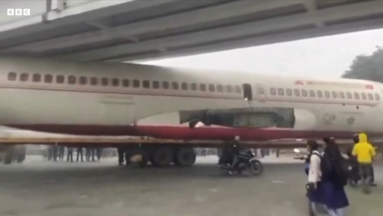 Haos in trafic, dupa ce un sofer din India a vrut "sa strecoare" fuzelajul unui avion pe sub un pod si a ramas blocat Imagine