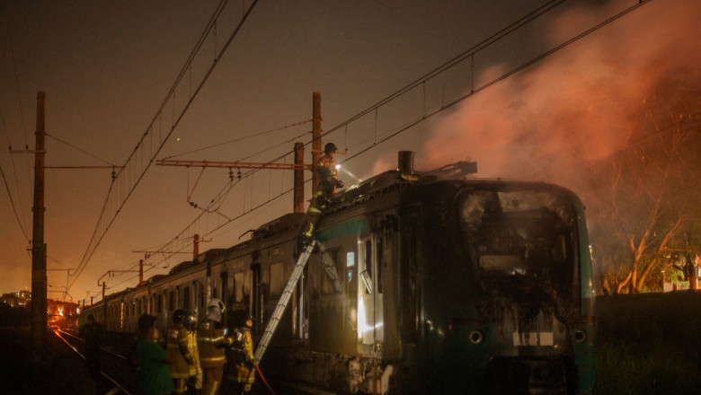 Haos la Rio de Janeiro. Un tren si zeci de autobuze si camioane au fost incendiate din razbunare Imagine