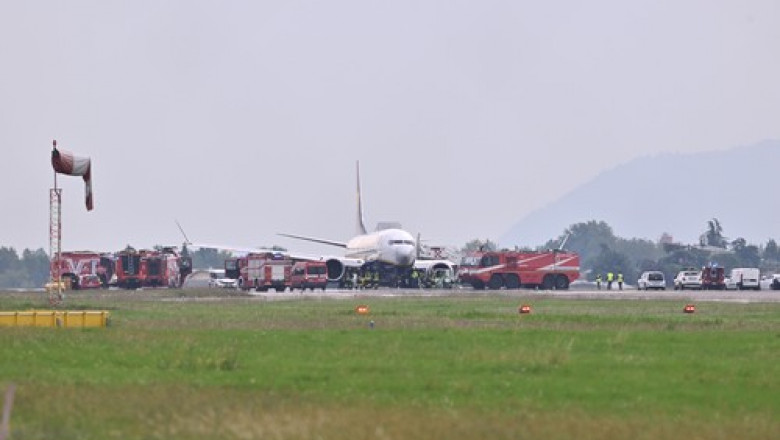 Haos pe aeroportul Bergamo din Italia, dupa ce o anvelopa a unui avion Ryanair a explodat in timpul aterizarii Imagine