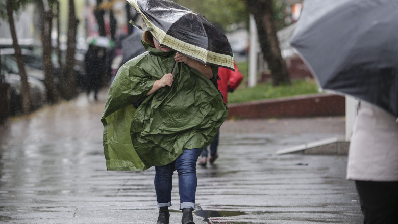 HARTA. Avertizare de furtuni in aproape toata tara: Vant puternic, ploi si vijelii. Luni va fi Cod galben Imagine