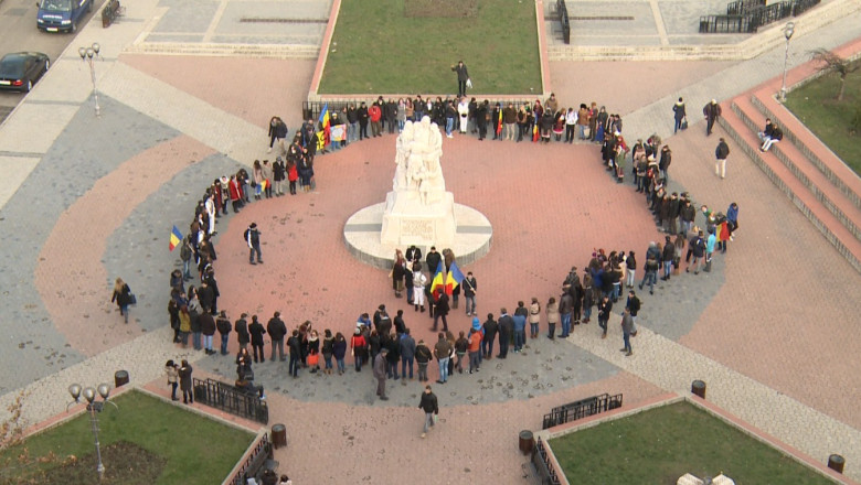 Harta Unirii umana. Peste o suta de studenti s-au adunat in Piata Natiunii din Iasi Imagine