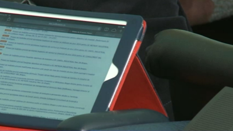 Hartia, mai presus decat tehnologia. Consilierii judeteni din Brasov au primit tablete de 2.000 de lei, dar nu le folosesc Imagine