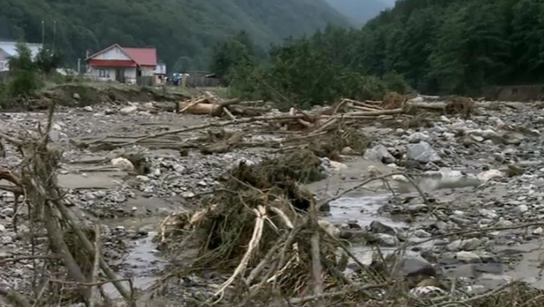 Hartile de inundatii stau nefolosite. Romania are nevoie de inca 2.000 de baraje si diguri Imagine