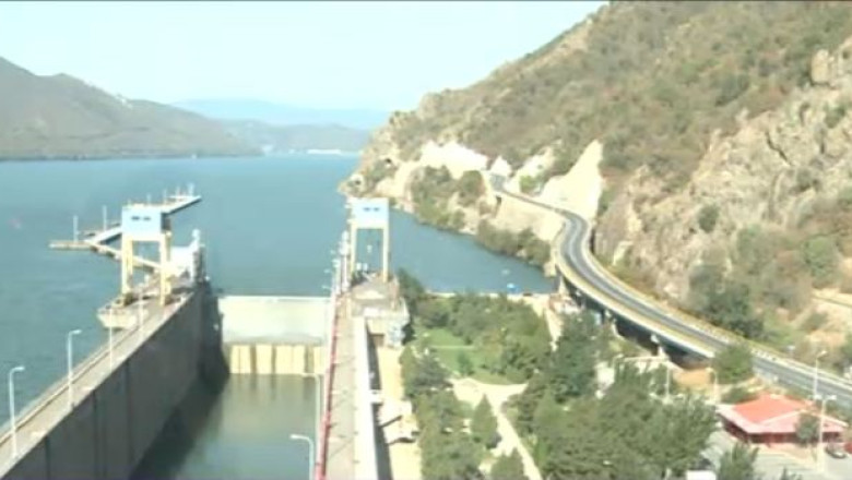 Hidroelectrica deverseaza apa din cauza taxelor prea mari, romanii platesc facturi mari la curent Imagine